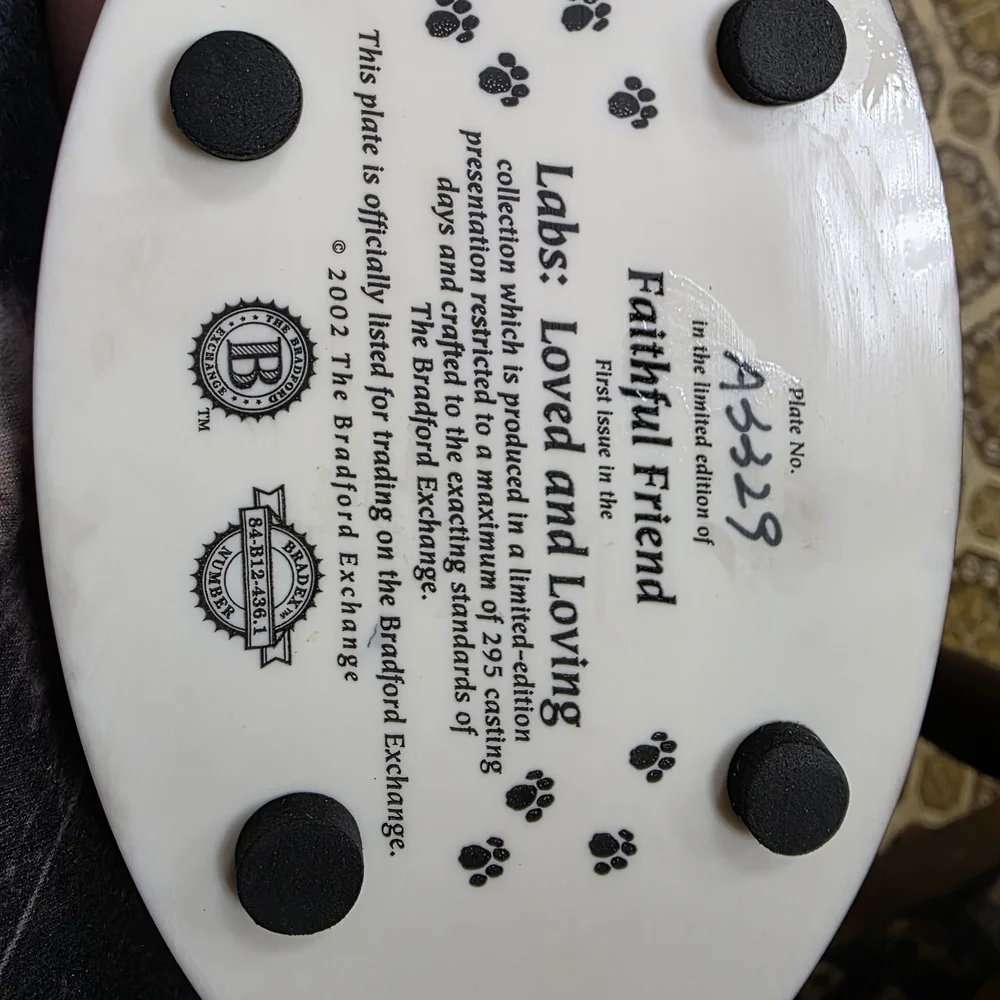 The product is a figurine of a faithful black Labrador Retriever - Picture 5 of 5